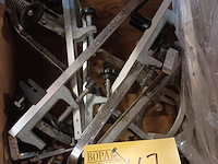Lot 167 - bak met onderdelen dispensers - afbeelding 2 van  2
