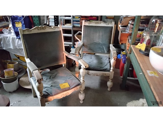 Lot 167 - klassieke houten armstoelen louis xv-stijl met grijze bekled - afbeelding 1 van  4