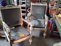 Lot 167 - klassieke houten armstoelen louis xv-stijl met grijze bekled - afbeelding 1 van  4