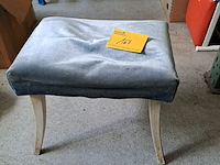 Lot 167 - klassieke houten armstoelen louis xv-stijl met grijze bekled - afbeelding 3 van  4