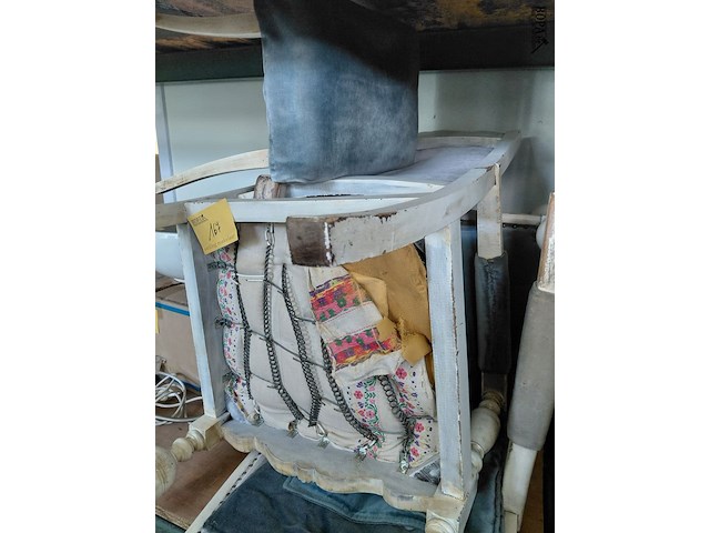 Lot 167 - klassieke houten armstoelen louis xv-stijl met grijze bekled - afbeelding 4 van  4