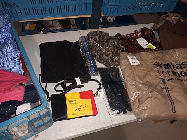 Lot 167 - kledij en accessoires. 15 stuks - afbeelding 1 van  5