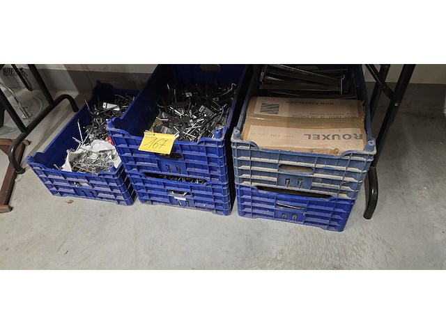 Lot 167 - lot displayhaken en draagarmen voor lamellenwand - afbeelding 1 van  4