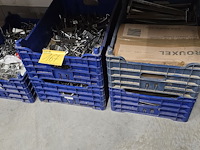 Lot 167 - lot displayhaken en draagarmen voor lamellenwand - afbeelding 1 van  4