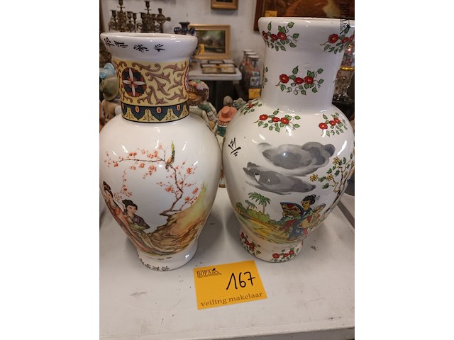 Lot 167 - oosterse vazen. 2 stuks - afbeelding 1 van  7