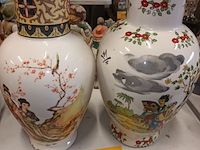 Lot 167 - oosterse vazen. 2 stuks