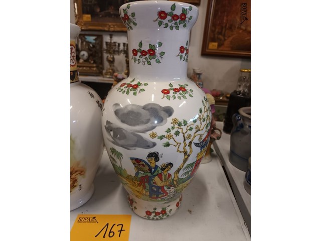 Lot 167 - oosterse vazen. 2 stuks - afbeelding 2 van  7