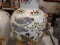 Lot 167 - oosterse vazen. 2 stuks - afbeelding 2 van  7