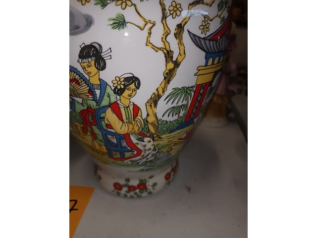 Lot 167 - oosterse vazen. 2 stuks - afbeelding 3 van  7