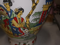 Lot 167 - oosterse vazen. 2 stuks - afbeelding 3 van  7