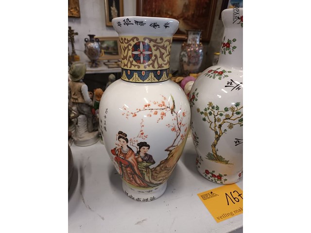 Lot 167 - oosterse vazen. 2 stuks - afbeelding 6 van  7