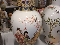 Lot 167 - oosterse vazen. 2 stuks - afbeelding 6 van  7