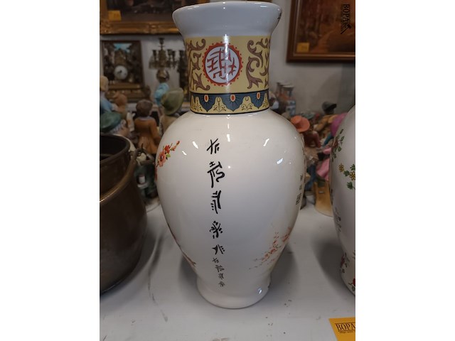 Lot 167 - oosterse vazen. 2 stuks - afbeelding 7 van  7