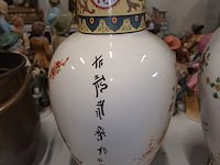 Lot 167 - oosterse vazen. 2 stuks - afbeelding 7 van  7