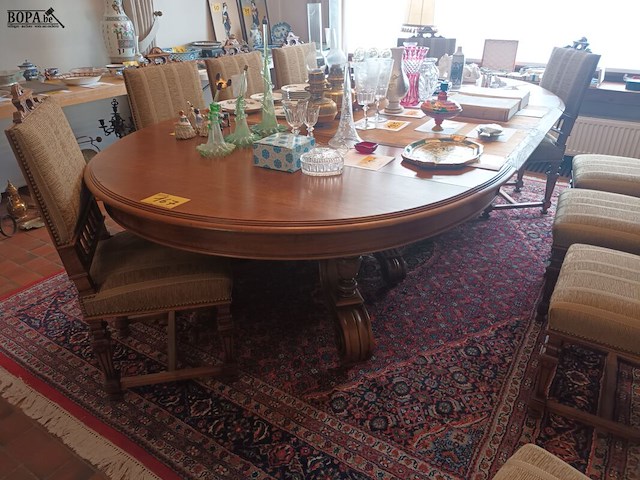 Lot 167 - ovalen tafel met 10 stoelen - afbeelding 1 van  9