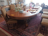 Lot 167 - ovalen tafel met 10 stoelen - afbeelding 1 van  9