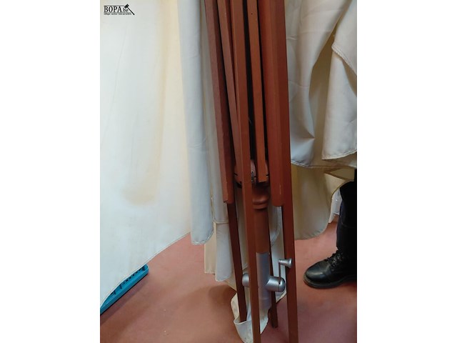 Lot 167 - parasol met zwenk, witte parachutestof, wasbaar zonder staan - afbeelding 2 van  2