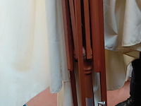 Lot 167 - parasol met zwenk, witte parachutestof, wasbaar zonder staan - afbeelding 2 van  2