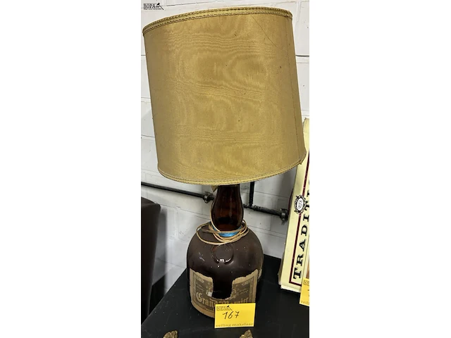 Lot 167 - retro fles grand marnier met lampenkap - afbeelding 1 van  4