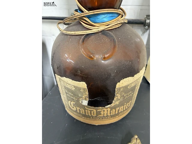 Lot 167 - retro fles grand marnier met lampenkap - afbeelding 2 van  4