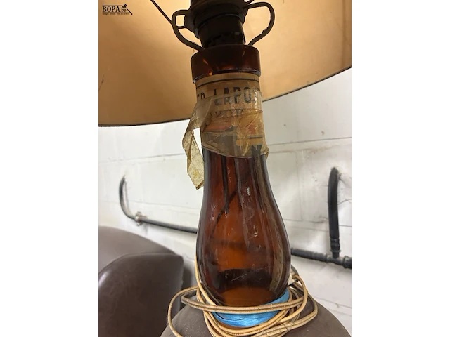 Lot 167 - retro fles grand marnier met lampenkap - afbeelding 3 van  4