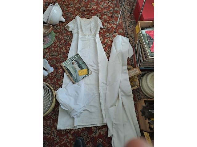 Lot 167 - vintage trouwjurk 1964 met onderrok en sleep + trouwcatalogu - afbeelding 1 van  3