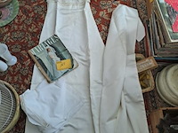 Lot 167 - vintage trouwjurk 1964 met onderrok en sleep + trouwcatalogu - afbeelding 1 van  3