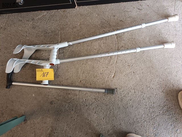 Lot 167 - wandelkrukken en wandelstok - afbeelding 1 van  2