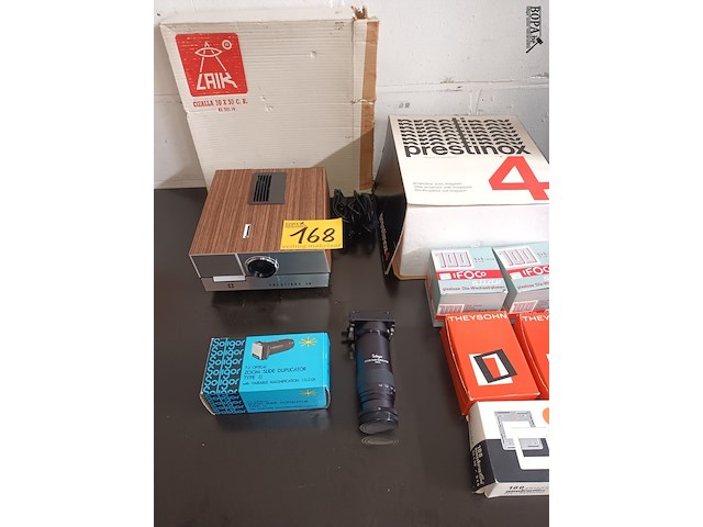 Lot 168 - dia projector en toebehoren - afbeelding 1 van  5