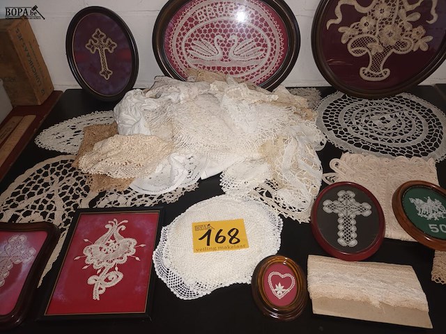 Lot 168 - kantwerk - afbeelding 1 van  4