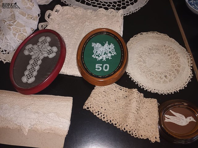 Lot 168 - kantwerk - afbeelding 2 van  4