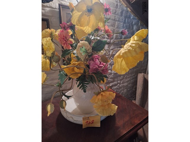 Lot 168 - lampetstel met bloemen - afbeelding 1 van  1