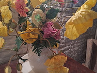 Lot 168 - lampetstel met bloemen - afbeelding 1 van  1