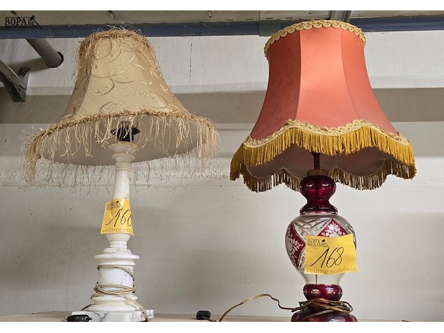 Lot 168 - marmeren tafellamp en glazen tafellamp - afbeelding 1 van  3