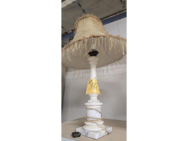 Lot 168 - marmeren tafellamp en glazen tafellamp - afbeelding 3 van  3