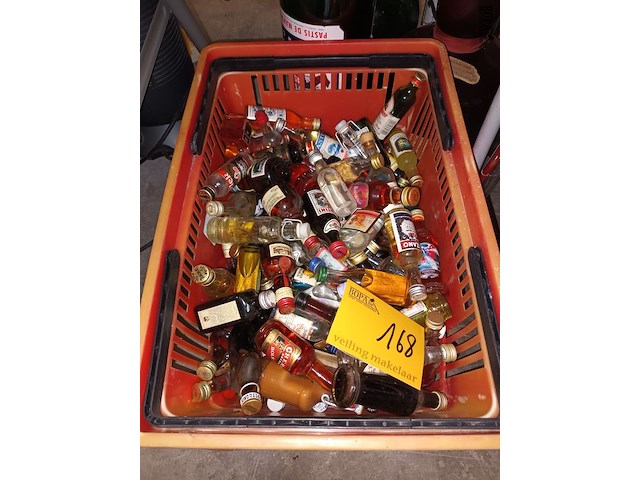 Lot 168 - miniatuur likeurflesjes. 1 bak - afbeelding 1 van  4