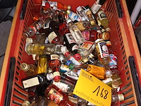 Lot 168 - miniatuur likeurflesjes. 1 bak