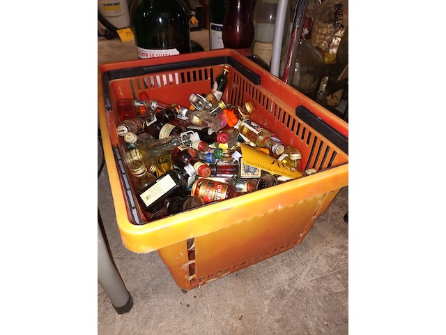 Lot 168 - miniatuur likeurflesjes. 1 bak - afbeelding 2 van  4