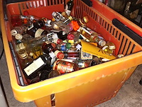 Lot 168 - miniatuur likeurflesjes. 1 bak - afbeelding 2 van  4