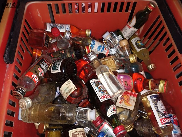 Lot 168 - miniatuur likeurflesjes. 1 bak - afbeelding 3 van  4