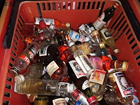 Lot 168 - miniatuur likeurflesjes. 1 bak - afbeelding 3 van  4