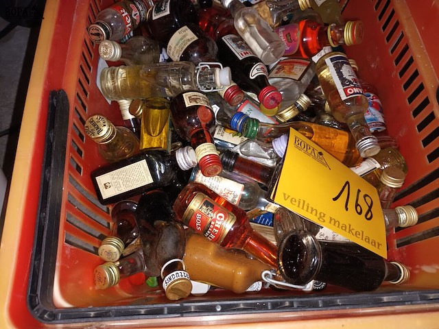 Lot 168 - miniatuur likeurflesjes. 1 bak - afbeelding 4 van  4