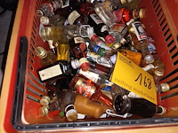Lot 168 - miniatuur likeurflesjes. 1 bak - afbeelding 4 van  4