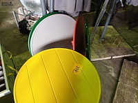 Lot 168 - ronde metalen klaptafels. 5 stuks - afbeelding 2 van  3