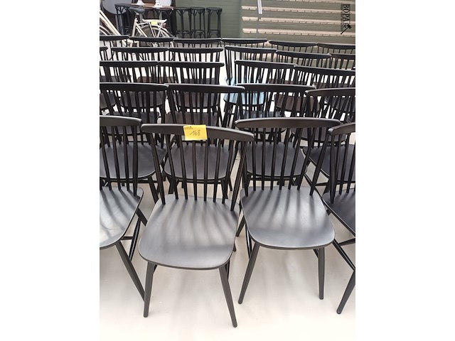 Lot 168 - zwarte houten spijlenstoel. 10 stuks - afbeelding 1 van  4