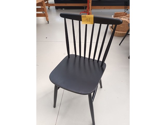 Lot 168 - zwarte houten spijlenstoel. 10 stuks - afbeelding 2 van  4