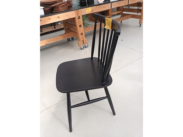 Lot 168 - zwarte houten spijlenstoel. 10 stuks - afbeelding 3 van  4