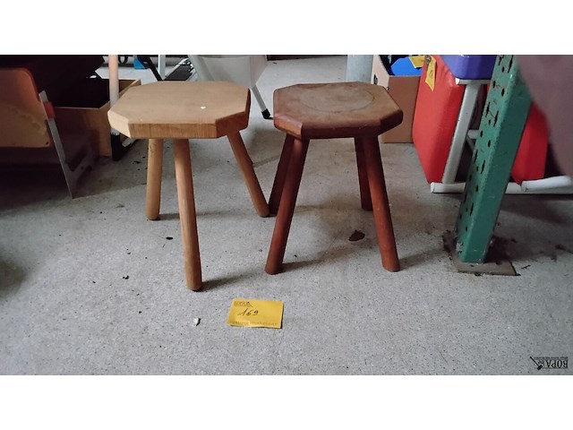 Lot 169 - houten krukken - afbeelding 1 van  1