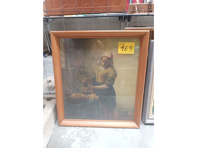 Lot 169 - kader vrouw met kruik - afbeelding 1 van  3