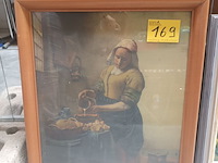 Lot 169 - kader vrouw met kruik - afbeelding 1 van  3